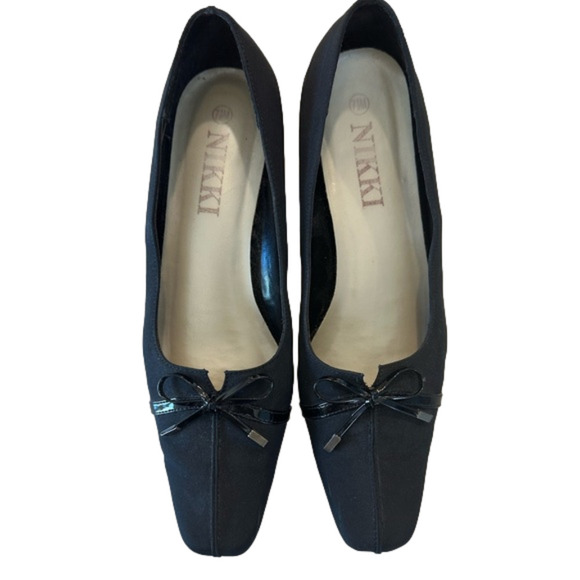 VINTAGE NIKKI Woman’s black shoes patent leather bow & kitty heels size 7.5 - Picture 2 of 6